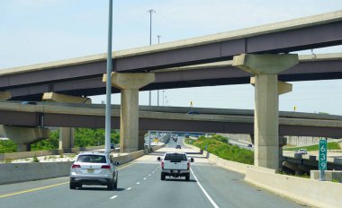 Maryland, ABD - 17 Mayıs 2021 Baltimore ve Washington DC 'ye giden otoyol 95 Güney Otobanı trafiği