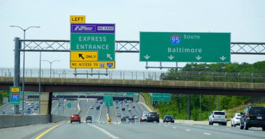 Aberdeen, Maryland, ABD - 17 Mayıs 2021 Baltimore 'a giden EZPass Ekspres girişine doğru 95 nolu otoyolda trafik