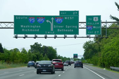 Maryland, ABD - 17 Mayıs 2021 - 95 Güney ve 495 numaralı eyaletler arası trafik Richmond, Silver Spring, Bethesda ve Washington DC 'ye bölündü