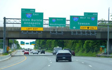 Maryland, ABD - 17 Mayıs 2021 - 95 Güney ve 695 Güney Otobanı trafiği Towson, Glenn Burnie ve Washington DC 'ye bölündü