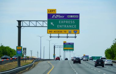 Maryland, ABD - 17 Mayıs 2021 Baltimore ve Washington DC 'ye giden EZPass Ekspres girişinin yakınında 95 Güney Otobanı trafiği