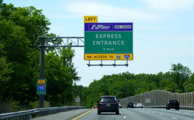 Maryland, ABD - 17 Mayıs 2021 Baltimore ve Washington DC 'ye giden EZPass Ekspres girişinin yakınında 95 Güney Otobanı trafiği