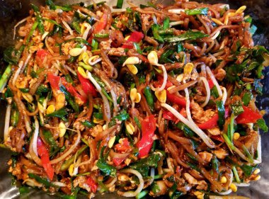 Yumurtalı kızarmış pirinç eriştesi, fasulye filizi ve soğan.