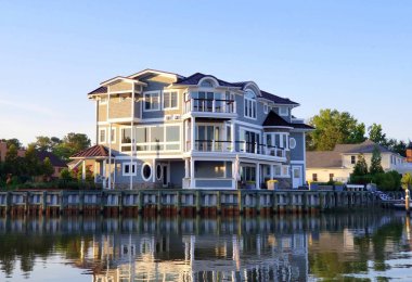 Rehoboth Beach, Delaware, ABD - 6 Haziran 2021 Körfez kıyısındaki lüks rıhtım evleri