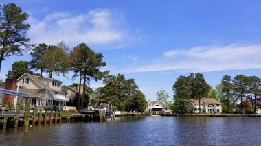 Rehoboth Beach, Delaware, ABD - 6 Haziran 2021 Körfez kıyısındaki lüks rıhtım evleri