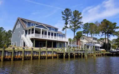 Rehoboth Beach, Delaware, ABD - 6 Haziran 2021 Körfez kıyısındaki lüks rıhtım evleri