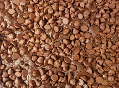 Çikolata parçacıklarıyla dolu brovnilerin tepesi