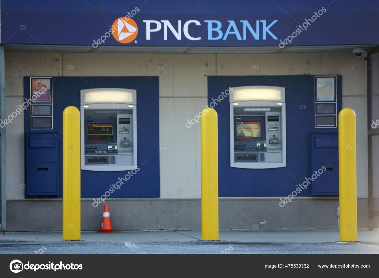 Wilmington Delaware June 2021 Pnc Bank Atm Machines Kirkwood Highway