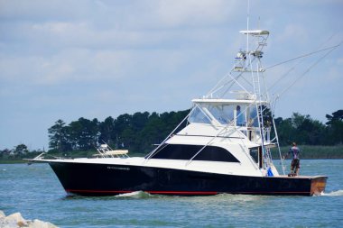 Bethany Sahili, Delaware, ABD - 11 Temmuz 2021 - Hindistan nehir körfezi yakınlarında bir lüks tekne