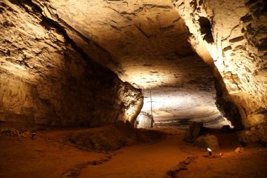 Kentucky, ABD yakınlarındaki Mamut Mağara Ulusal Parkı 'nın içinde büyük bir yürüyüş yolu.