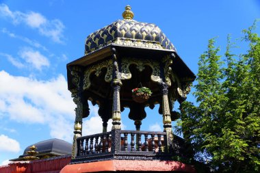Moundsville, Batı Virginia, ABD yakınlarındaki Prabhupada 'nın Altın Sarayı' nda dekoratif bir pergola.