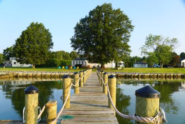 Kinsale, Virginia, ABD yakınlarındaki bir rıhtımın ahşap iskelesi.