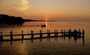 Kinsale, Virginia, ABD yakınlarındaki rıhtım arazisinin yanında güzel bir gün doğumu.