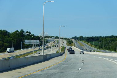 Middletown, Delaware, ABD - Maryland, ABD - 15 Ağustos 2021 - 301 ve 1. yoldaki trafik manzarası yaz mevsiminde bölündü