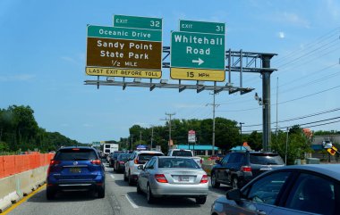 Anne Arundel County, Maryland, ABD - 15 Ağustos 2021 - Sandy Point Eyalet Parkı yakınlarındaki 301 no 'lu yolda yoğun trafik