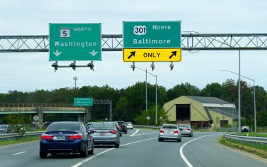 Waldorf, Maryland, ABD - 15 Ağustos 2021 301 Kuzey Yolu ve 5 Kuzey Yolu 'ndaki trafik yazın bölündü.