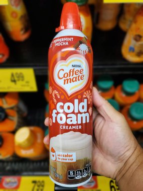 Delaware, ABD - 15 Ekim 2025 Peppermint Mocha aromalı soğuk köpüklü kahve kutusu