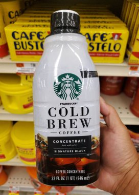 Delaware, ABD - 15 Ekim 2025 - Starbucks imzalı Black Cold Brew Kahve Konsantrasyonu, 32 fl oz boyutunda, perakende seti.
