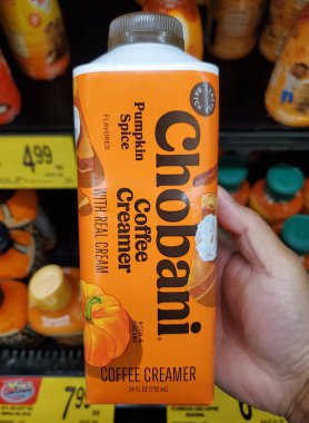 Delaware, ABD - 15 Ekim 2025 Chobani Balkabağı Baharatlı Sütlü Kahve Kremalı Süt