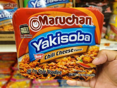 Delaware, ABD - 15 Ekim 2025 - Yeni Chili Peynirli Lezzetli Maruchan Yakisoba Karıştırma Stili Erişte