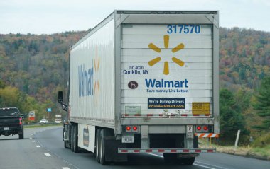 Pennsylvania, ABD - 18 Ekim 2025 - Virajlı bir otoyolda Conklin, New York dağıtım merkezi bilgileriyle Walmart yarı karavan kamyonunun arka görüntüsü