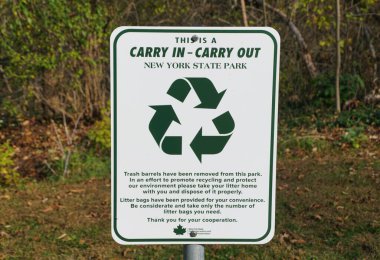 Madison County, New York, ABD - 18 Ekim 2025 - Geri dönüşüm ve çevre koruma politikalarını destekleyen bir 'Taşıma İdaresi' tabelası