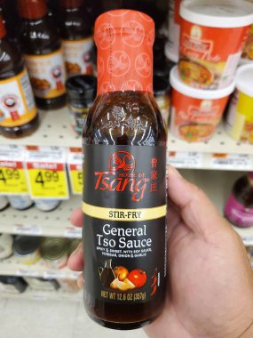 Delaware, U.S.A - 29 Ekim 2025 - Tsang Kızartma Genel Tso Sosu, net ağırlığı 12.6 ons, soya sosu, sirke, soğan ve sarımsak içeriği.