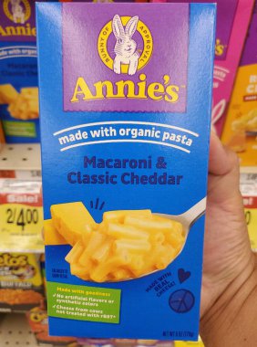 Delaware, ABD - 29 Ekim 2025 - Annie 'nin Makarna ve Klasik Çedar Kutusu, organik makarna iddiasını ve tavşan fokunu vurguluyor.