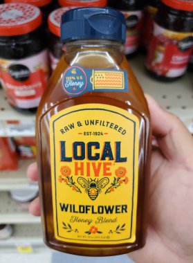 Delaware, ABD - 29 Ekim 2025 - 16 ons 'luk Yerel Kovan Raw ve Filtresiz Yabani Çiçek Bal Harmanı' na yakın plan