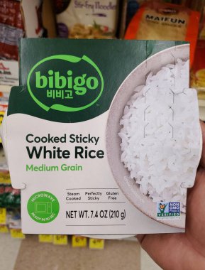 Delaware, ABD - 29 Ekim 2025 - Bibigo Medium Grain Yapışkan Beyaz Pirinç Paketleme ayrıntıları, 'Mikrodalga Hazır 90 Saniyede' ve glütensiz