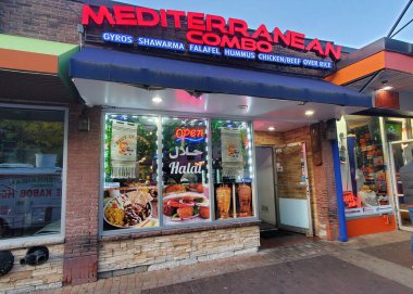 Syracuse, New York, ABD - 19 Ekim 2025 Akdeniz Kombosu 'nun dışı, jiroskoplar, shawarma, falafel, humus, tavuk ya da pirinçten önce sığır eti sunan helal bir lokanta.