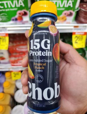 Delaware, ABD - 29 Ekim 2025 - Tropikal Punch aromalı Chobani Yunan yoğurt protein içeceği, 15 gram protein ve sıfır şeker içeren