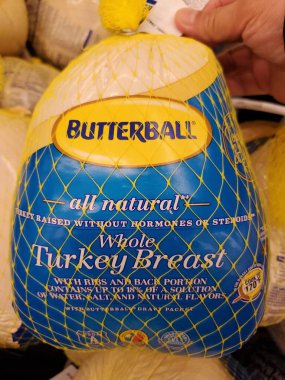 Delaware, ABD - 29 Ekim 2025 - Butterball All Turkey Göğüs Ambalajı, mavi ve sarı tasarım unsurları ve ağ.
