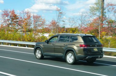Newark, Delaware, ABD - 25 Ekim 2025 - Sonbahar boyunca I-95 güney otoyolunda ilerleyen kahverengi bir Volkswagen Atlas SUV