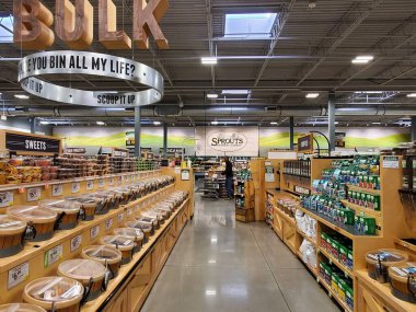 Wilmington, Delaware, ABD - 1 Kasım 2025 - Sprouts Farmers Market 'in manzarası, doğal gıda, market ve şarküteri ürünleri satmak