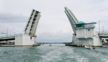 Madeira Sahili, Florida, ABD - 8 Kasım 2025 - Daha büyük teknelerin geçebilmesi için kanal tarafından açılan asma köprü manzarası