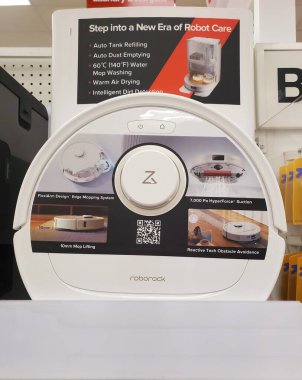Wilmington, Delaware, ABD - 15 Kasım 2025 - Roborock vakumu ve otomatikleştirilmiş otomobil deposu ve 7000 Pa Hyperforce vakumlaması.