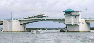 Madeira Sahili, Florida, ABD - 8 Kasım 2025 Büyük teknelerin geçmesine izin verdikten sonra kanal kenarındaki asma köprü manzarası