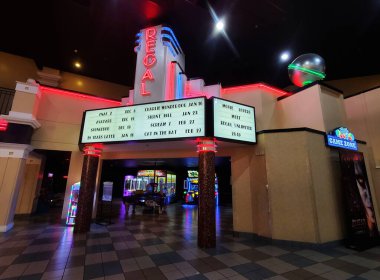 Wilmington, Delaware, ABD - 30 Kasım 2025 - Video oyunu atari salonuna Regal Sineması girişi, film gösterim tarihli neon afişi içerir