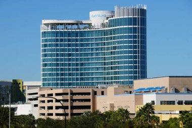 Orlando, Florida, ABD - 11 Kasım 2025 - Universal Aventura Hotel 'in manzarası, parlak cam mimarisi ve çatı yeşili