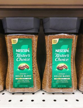 Wilmington, Delaware, ABD - 2 Aralık 2025 - Nescafe Tadıcının Tercihi Kafeinsiz Ev Karışımı 1980 kavanozu, hafif kavrulmuş hazır kahve, rafta 105 fincan yapar