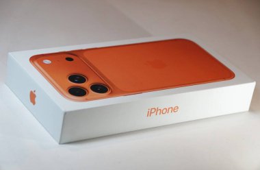 Delaware, U.S.A - 24 Aralık 2025 - Turuncu iPhone 17 Pro Max kutusu, üç kamera görüntüsü ve beyaz izole edilmiş arka planda şık perakende ambalajlı koyu Apple markası