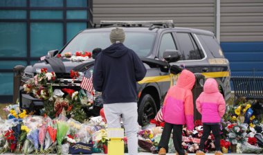 Wilmington, Delaware, ABD - 26 Aralık 2025 - DE State Police Troop 6 'da toplanan Onbaşı Matthew Ty Snook, bayrak, çiçek ve topluluk vergileri ile çevrelendi..