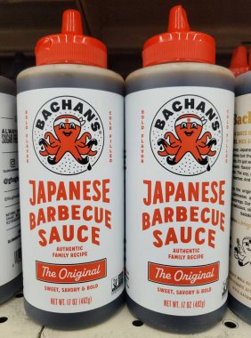 Wilmington, Delaware, ABD - 26 Aralık 2025 Bachan 'ın Japon barbekü sosu, koyu aromalı otantik bir Japon aile tarifi, tazelik için soğuk doldurulmuş.