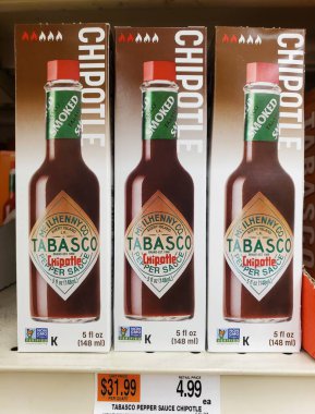 Wilmington, Delaware, ABD - 26 Aralık 2025 - Tabasco Chipotle Pepper Sosu orta sıcaklıkta dumanlı lezzet sunar; GDO ve kosher sertifikalı, 5 fl oz şişe