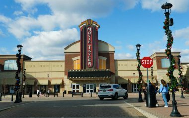 Collegeville, Pennsylvania, ABD - 7 Aralık 2025 Sinema Tavernası 'nın ön görüntüsü, yemek deneyimli bir sinema, şenlikli bir dekor ve 