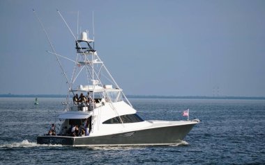 St Petersburg, Florida, ABD - 3 Ocak 2026 - 'Sıkı Tutun' adlı beyaz bir spor yatı açılır kapanır ve yolcular ile seyahat