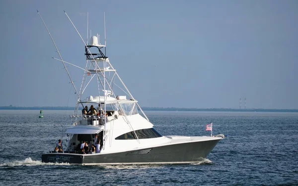 St Petersburg, Florida, ABD - 3 Ocak 2026 - 'Sıkı Tutun' adlı beyaz bir spor yatı açılır kapanır ve yolcular ile seyahat