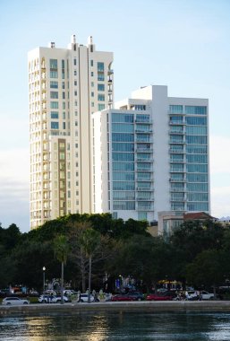 St Petersburg, Florida, U.S.A - 3 Ocak 2026 - Parkshore Plaza, Florencia 'nın yanındaki yüksek katlı apartman kulesi