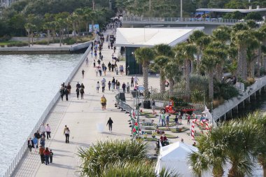St Petersburg, Florida, U.S.A - 3 Ocak 2026 - Kalabalığın uzaktan görünüşü St Pete İskelesi boyunca tatil temalı mini golf ve manzaralı gezintilerin keyfini çıkarıyor